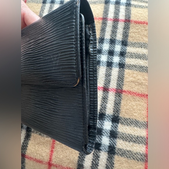 LV EPI LONG WALLET (TEAR,FADING) MAKE ME AN OFFER! - Picture 10 of 14